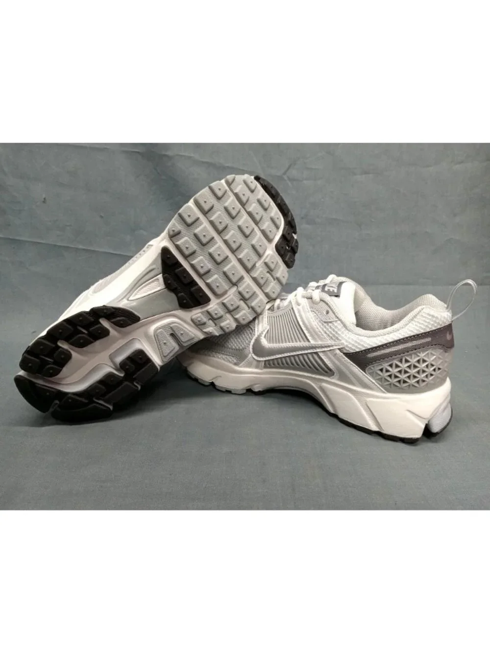 Nike Vomero 5 (GS) Sneakers Mesh Pure Platinum Silver Boys Size 5.5 NEW IN BOX!